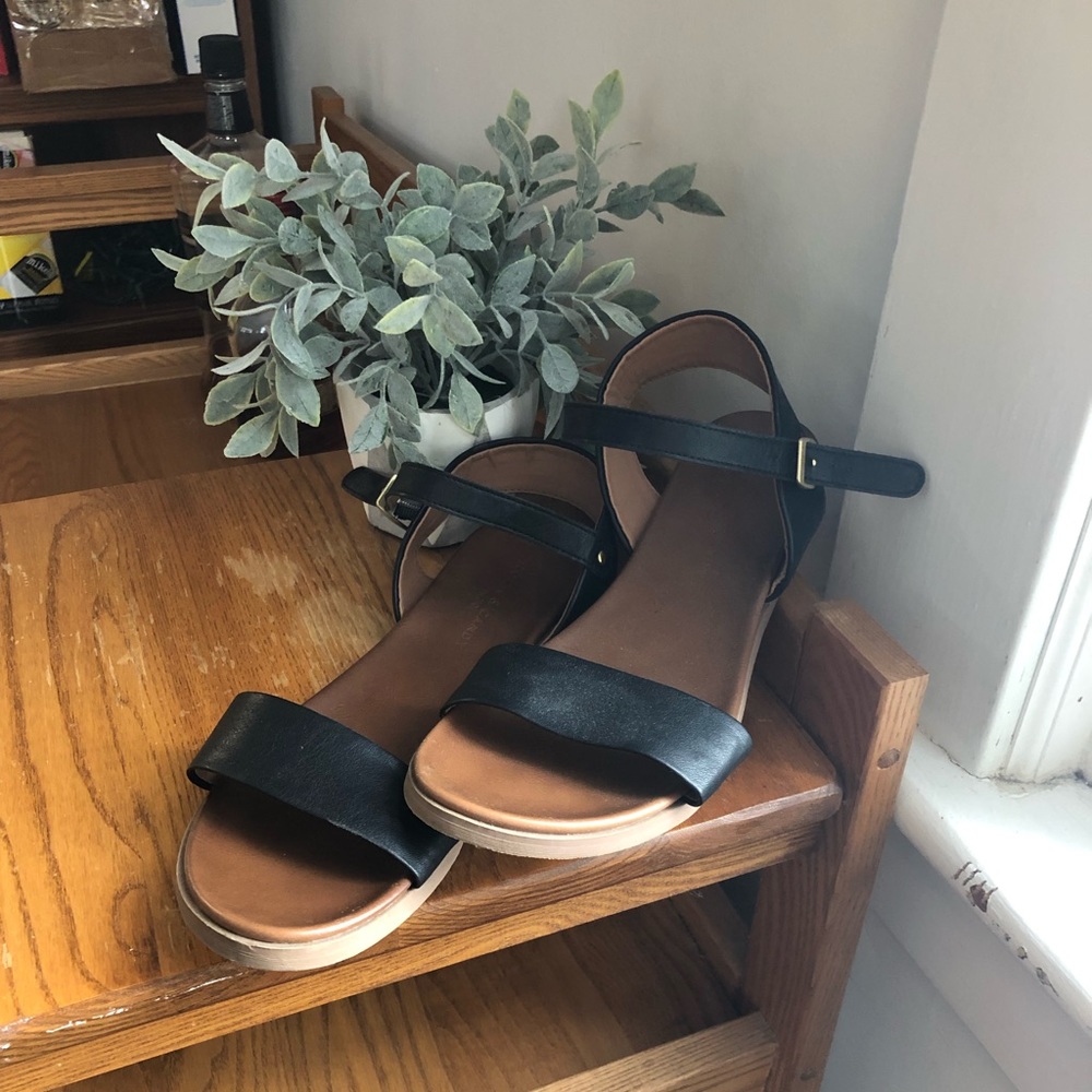 Black sandals!